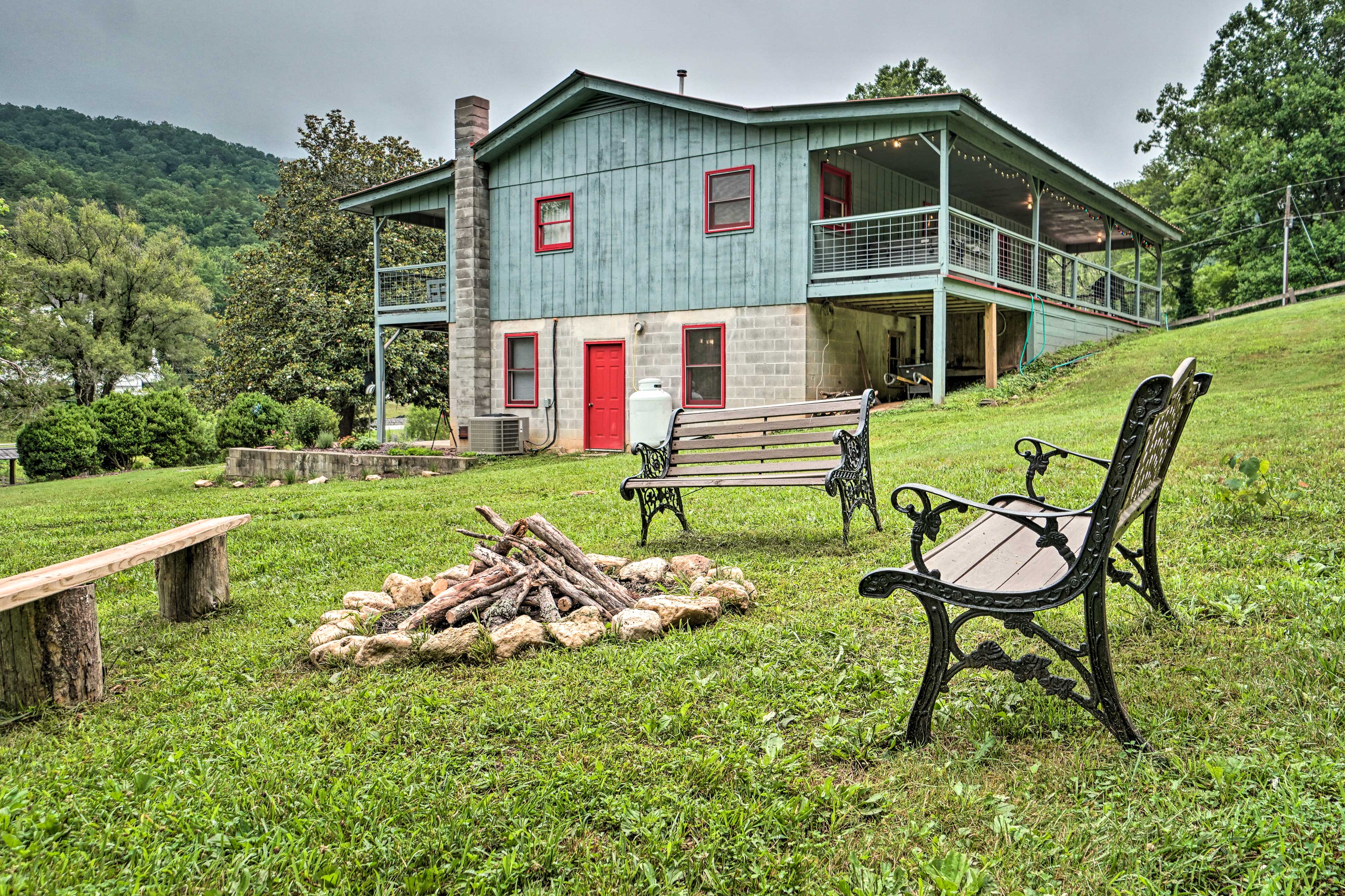 Hot Tub & Fire Pit: Pet-Friendly Clayton Escape!