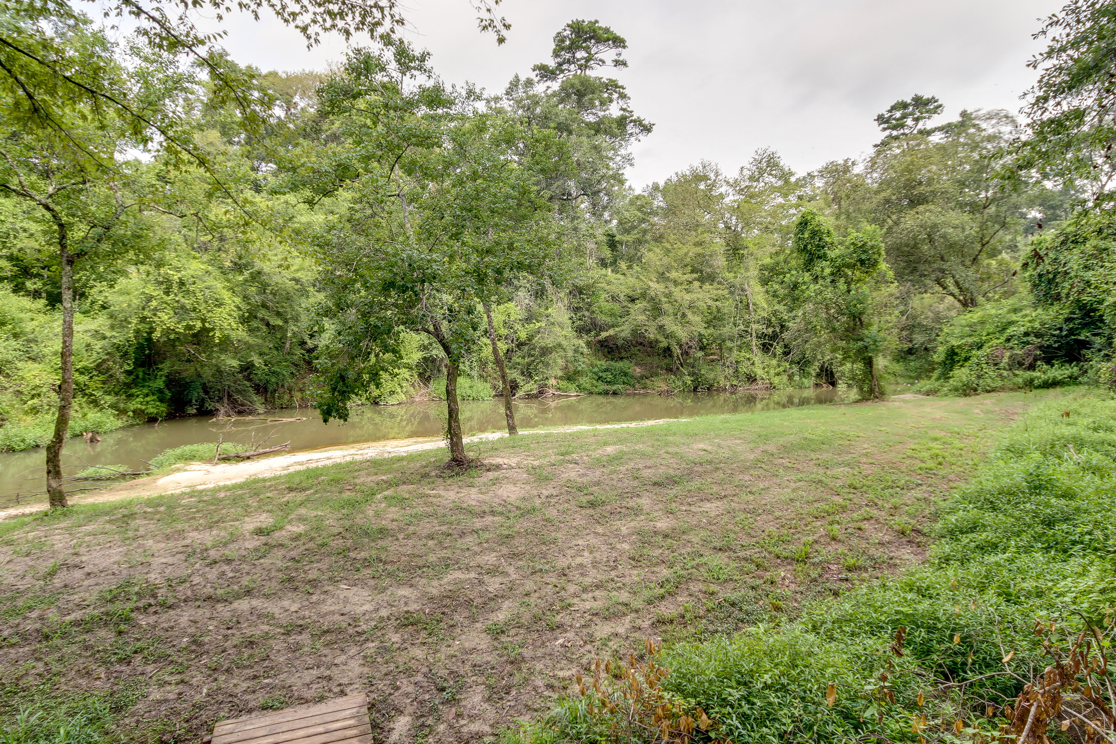 Waterfront Loranger Cottage: Hot Tub, Deck & Grill
