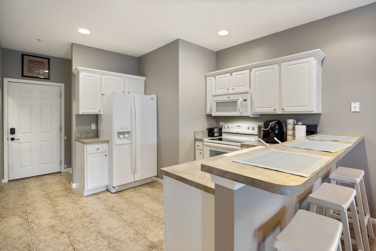 Cedar Heights Delight-Waterfront, Pools, Wet Bar, & More!