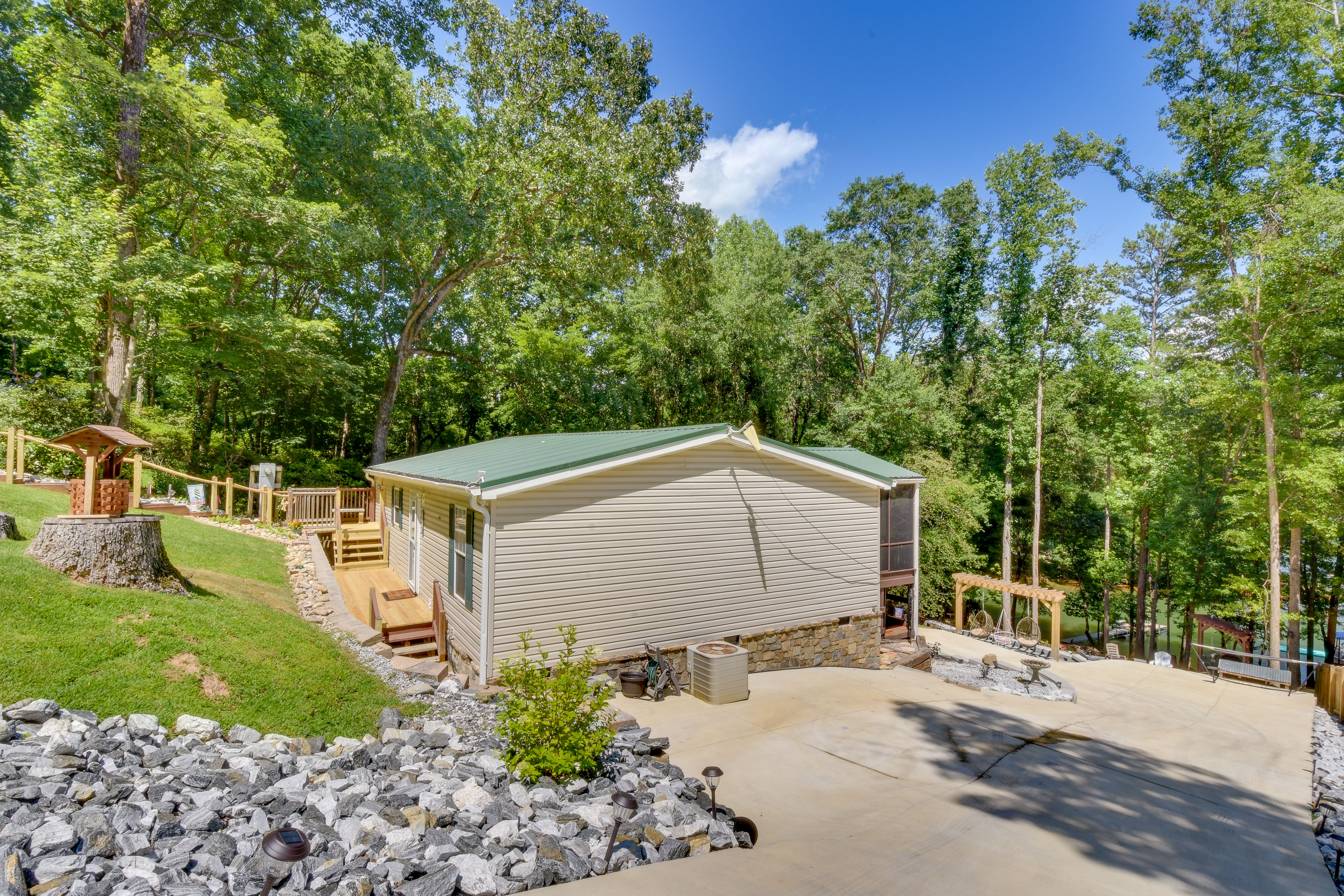 Lakefront Fair Play Vacation Rental, Pets Welcome!