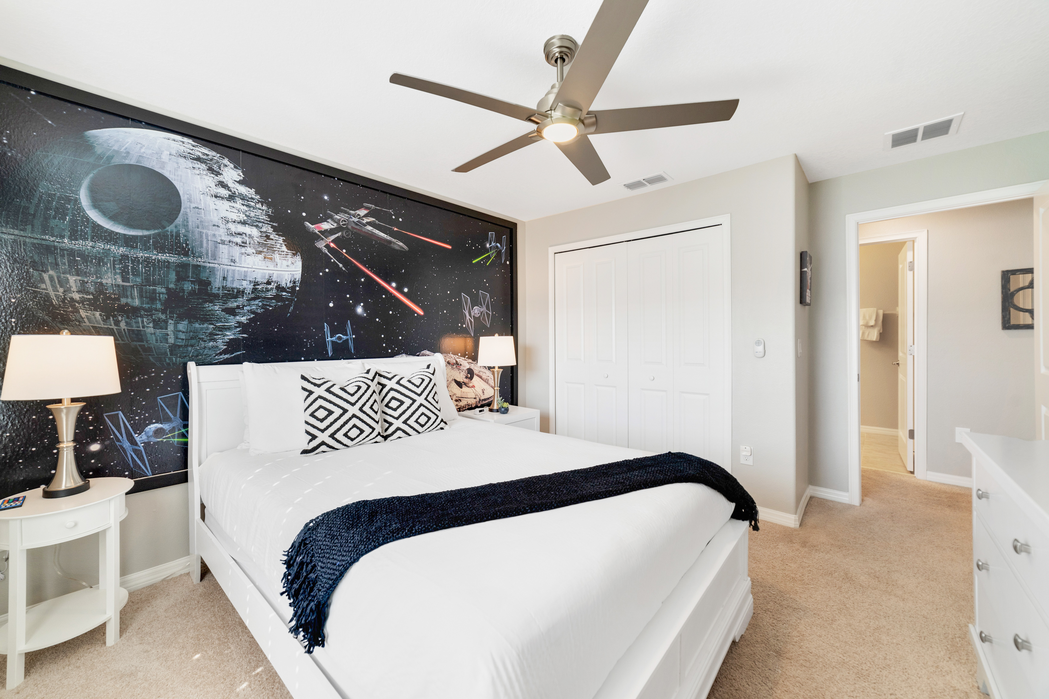 Bedroom with  a Queen bed – Star Wars Snores!