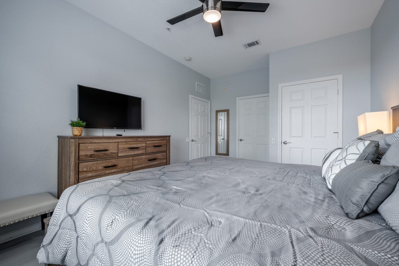 Property Image 2 - IS1-208 - Lake View Corner Unit - Modern Decor