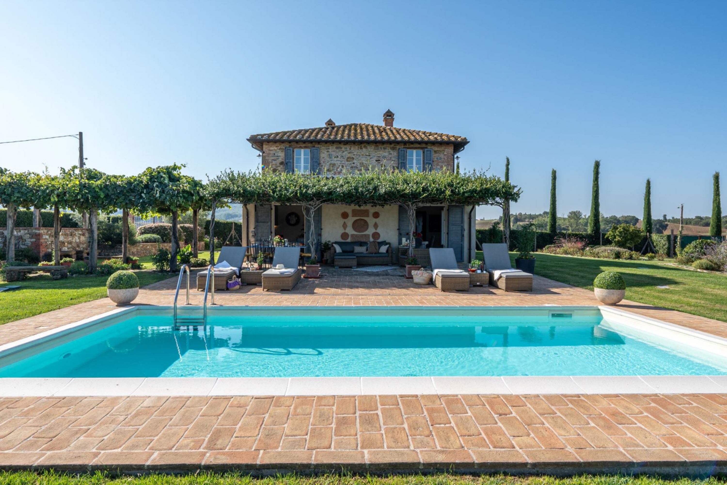 Property Image 1 - Casale dei Girasoli is immersed in verdant fields  on some of the most fertile and beautiful lands i-Casal