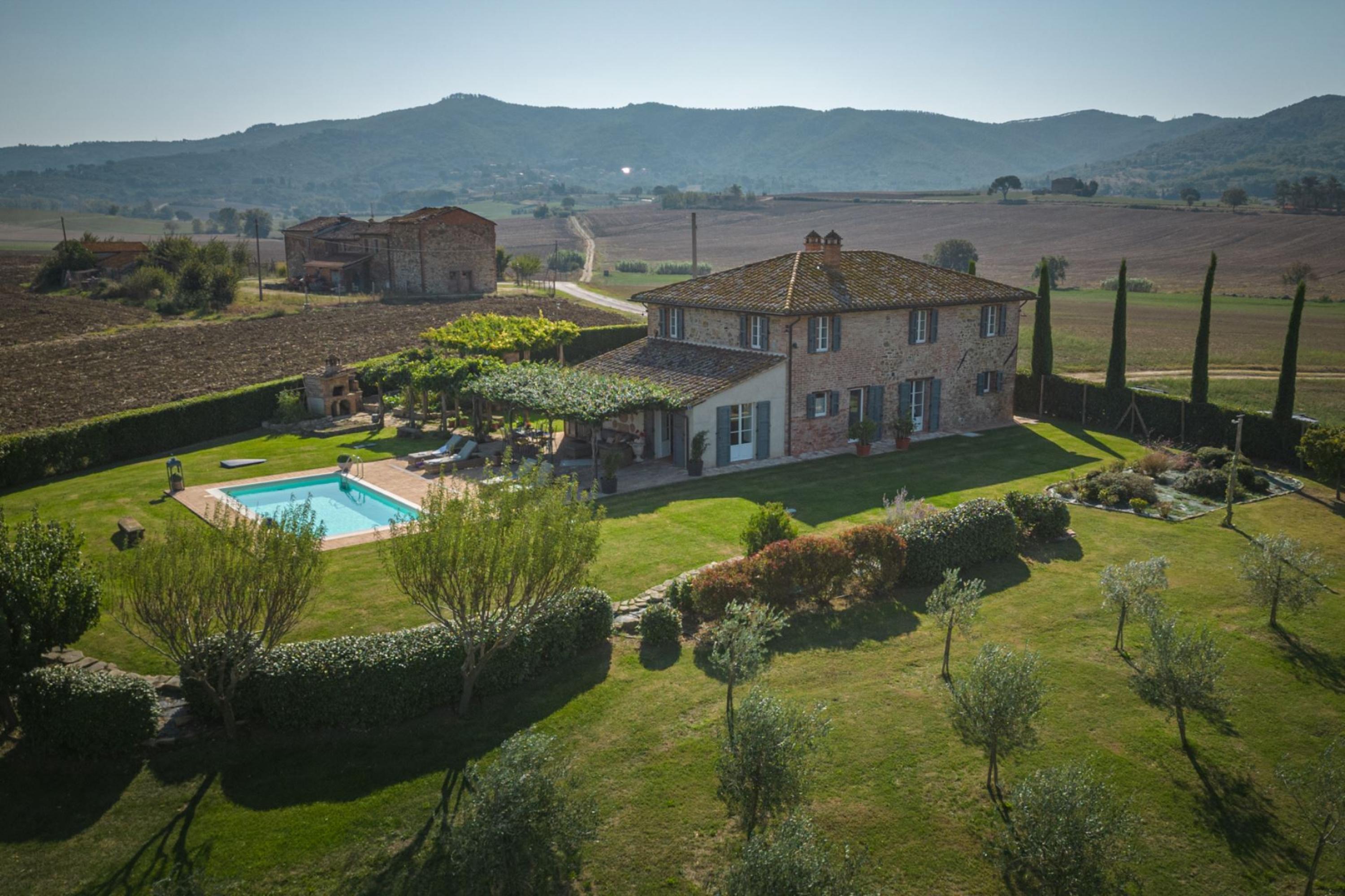 Property Image 2 - Casale dei Girasoli is immersed in verdant fields  on some of the most fertile and beautiful lands i-Casal