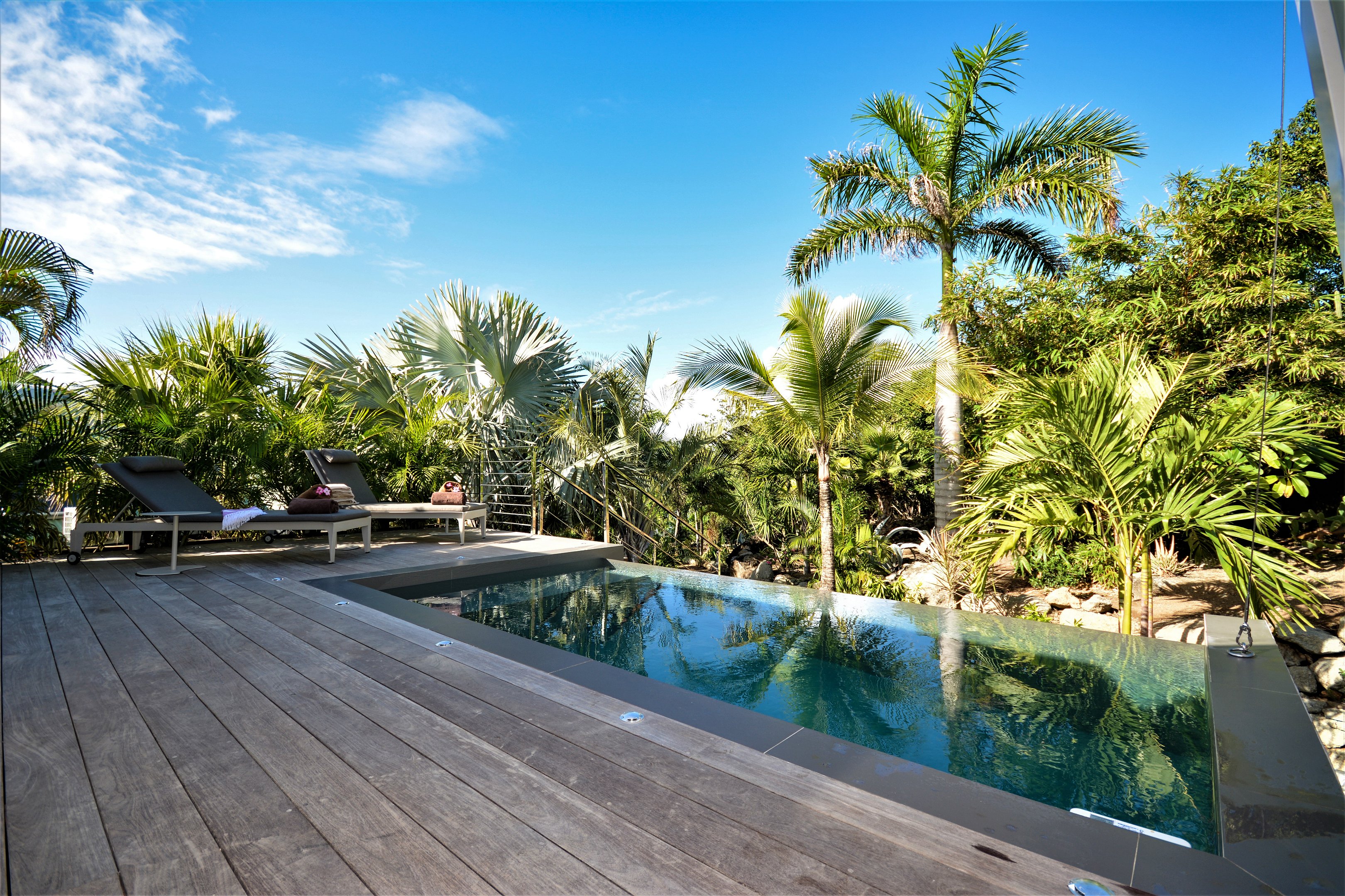 Pool with terrace, deck chairs, outdoor dining table. Private parking at the entrance. 