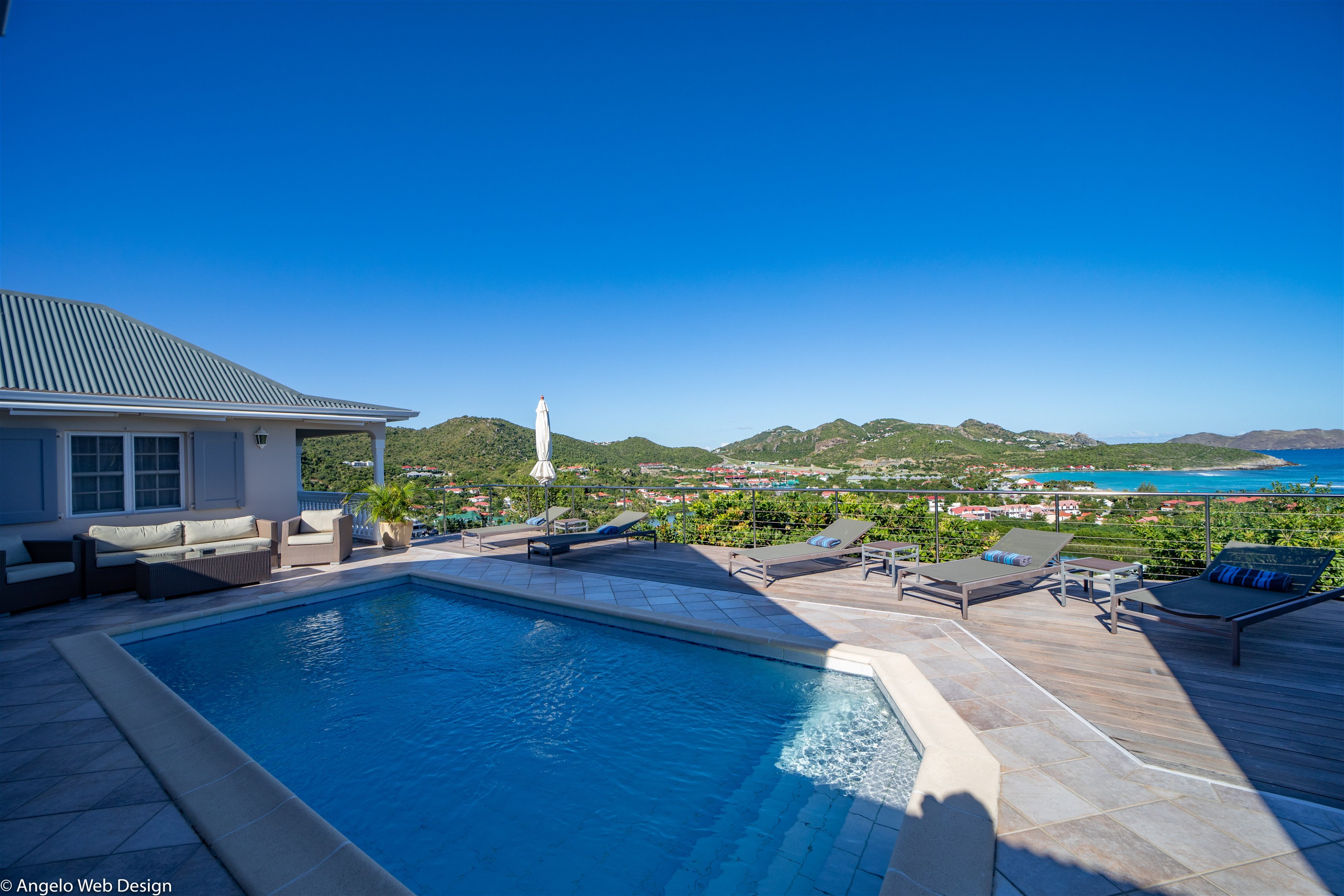 Nice pool, with an expansive terrace, loungers and deck chairs. Panoramic views over St-Jean Bay. 