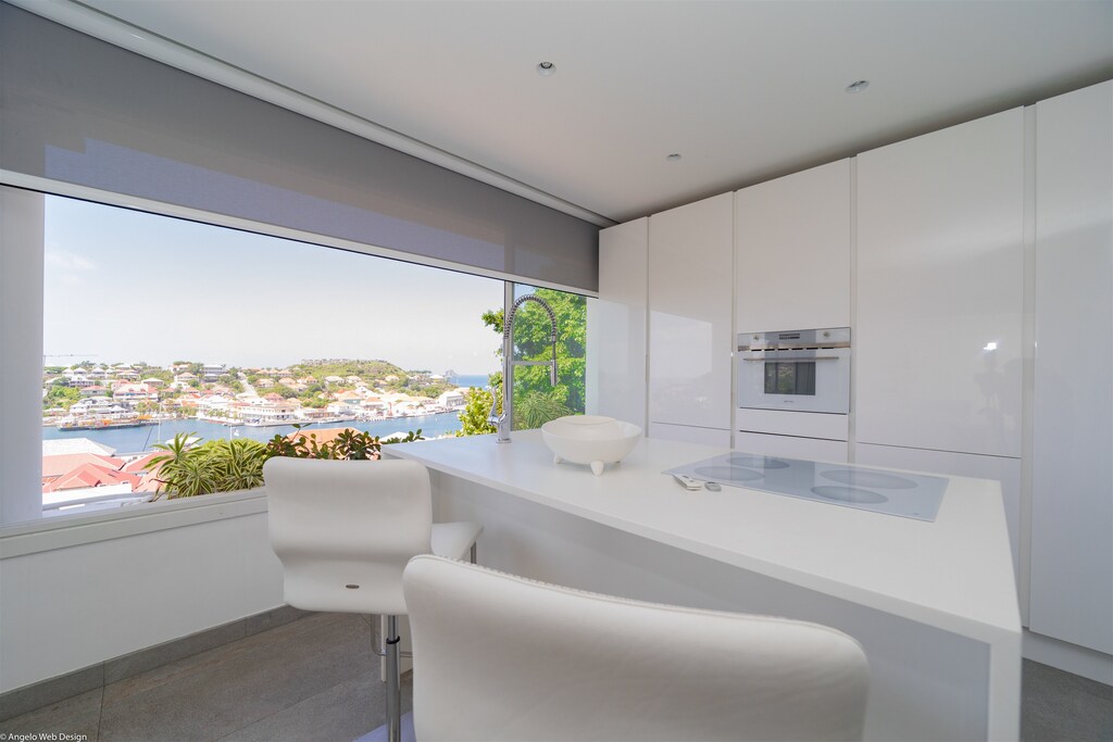 Fully equipped gourmet kitchen with gas stove, granite counters. Refrigerator, freezer, ice maker, blender, dishwasher, food processor, centrifuge, microwave, citrus press, Nespresso coffee machine and filter coffee maker, toaster. Indoor dining table for