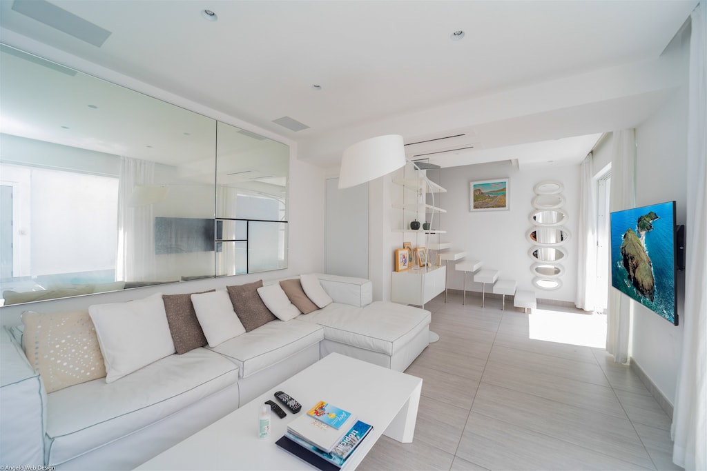 Air conditioning, HD-TV, Apple TV, Dish Network. 