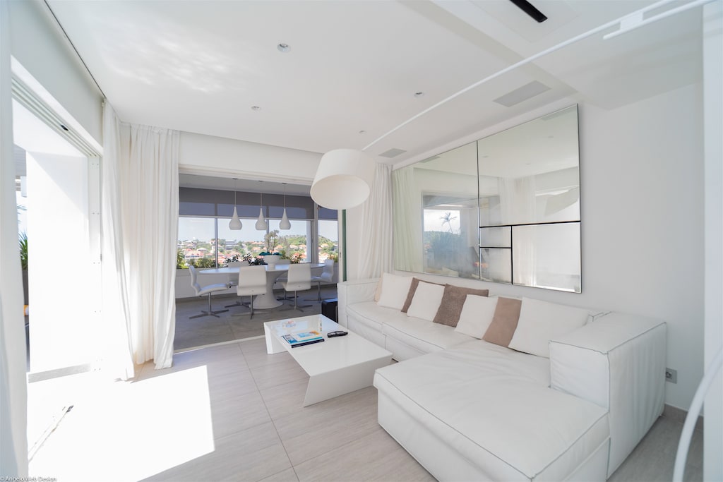 Air conditioning, HD-TV, Apple TV, Dish Network. 