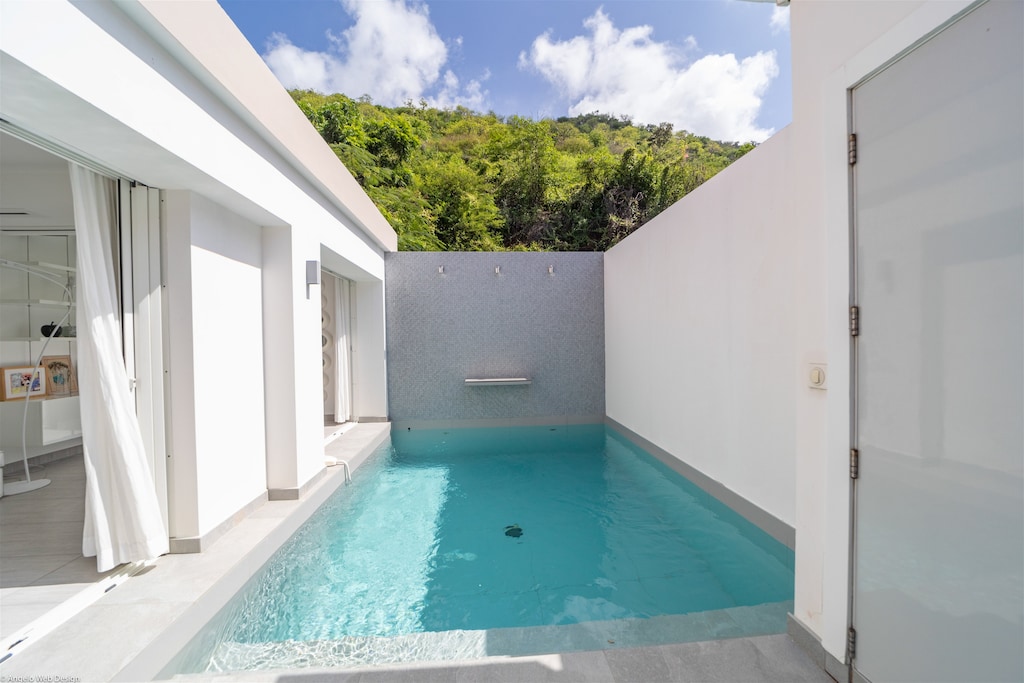 Nice pool 4 x 5 m, next to the living-room. 