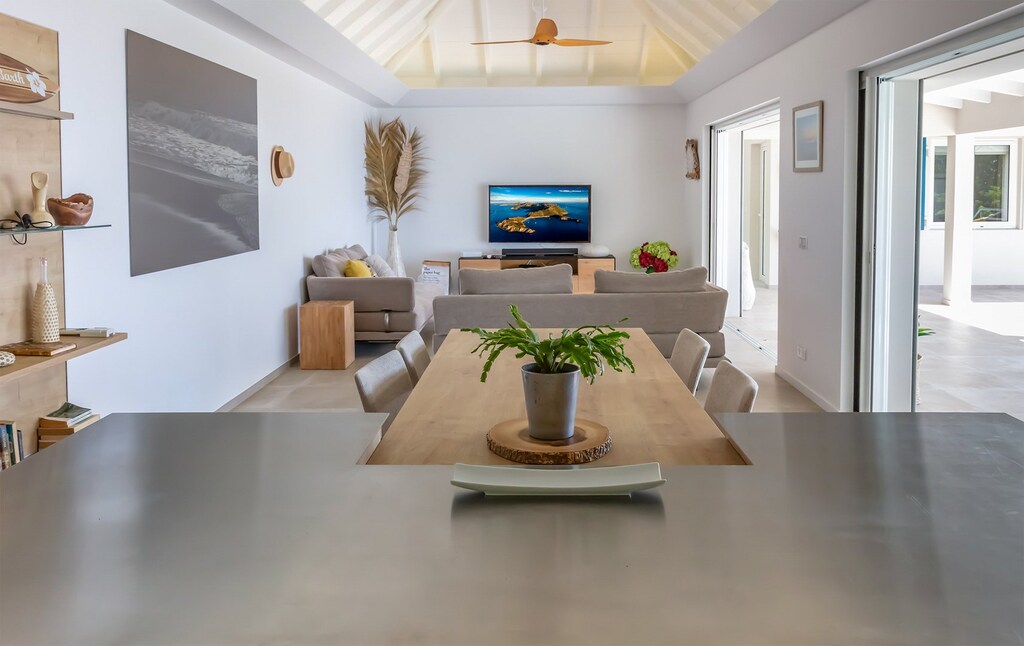 Expansive living area opening onto the terrace. Air-conditioning, HD-TV, Dish Network, Apple TV, ceiling fans. 