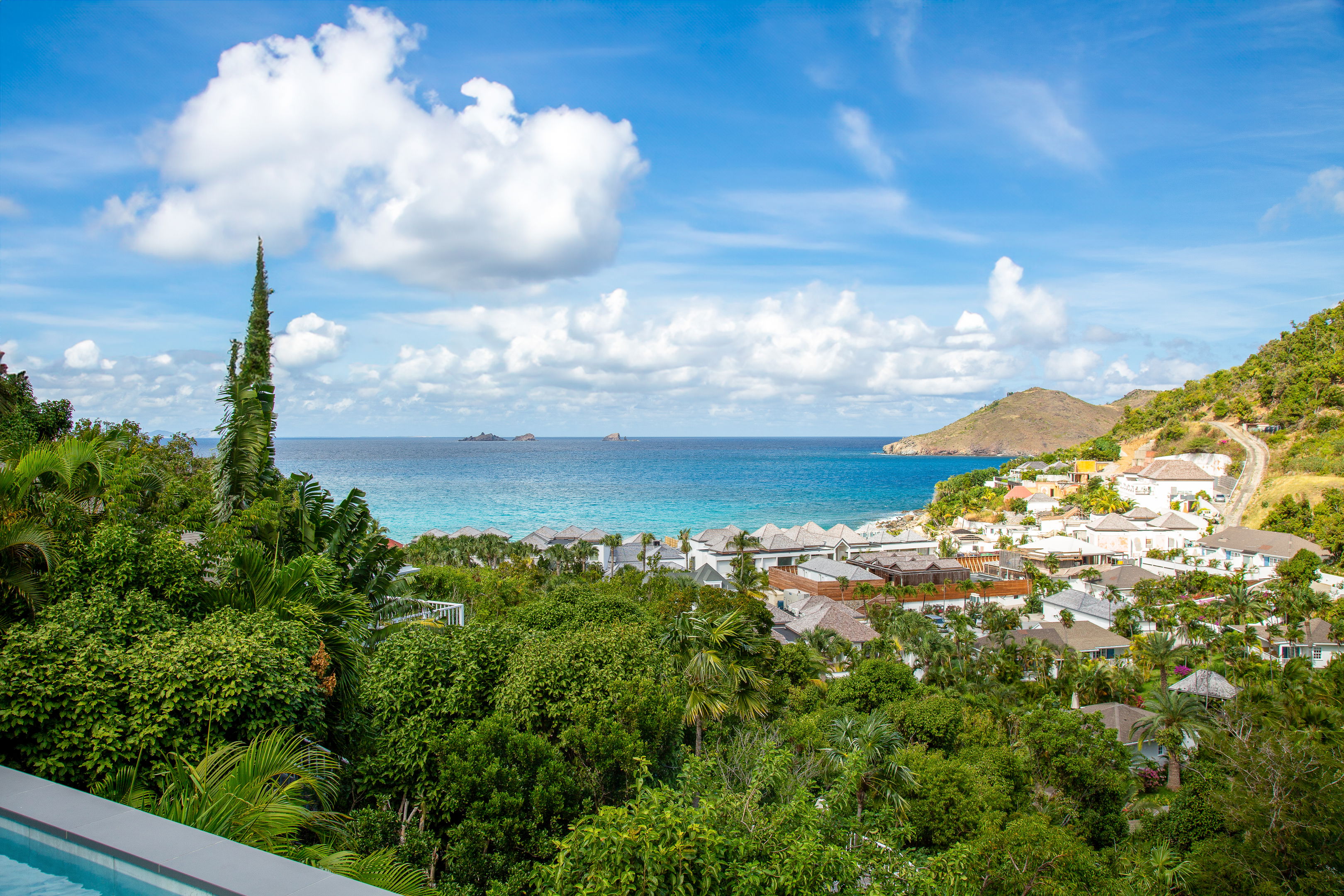 Panoramic views over the bay. Private access to the Cheval Blanc. Private parking at the entrance. 