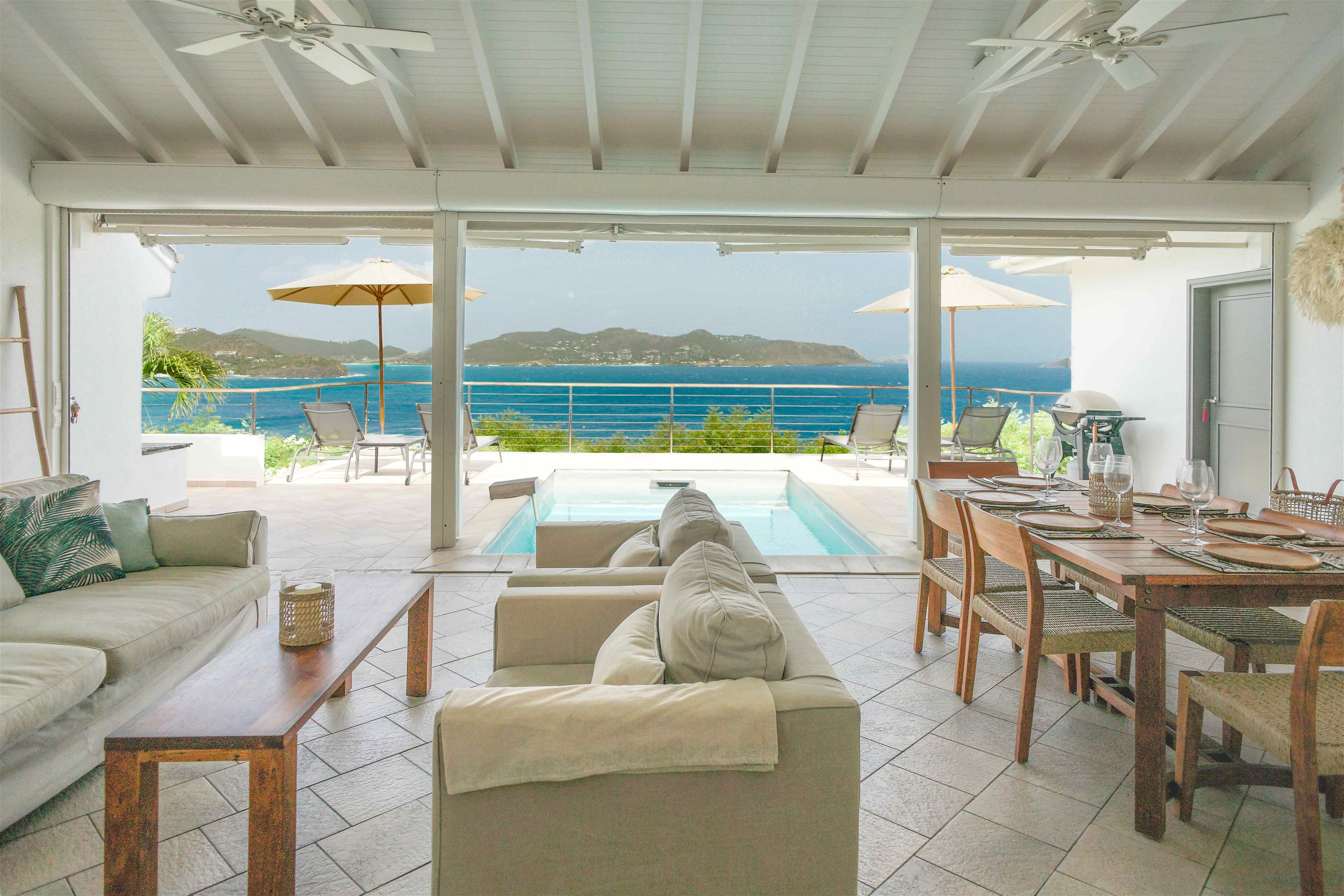 Ceiling fan. Dining table for 6 guests. View over the bay. 