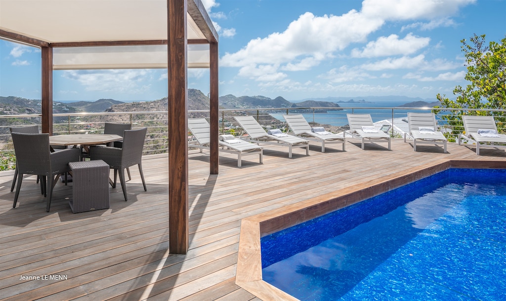 Fully equipped kichen, oven, microwave, filter coffee maker and Nespresso coffee machine, centrifuge, blender, refrigerator, freezer, dishwasher, electric kettle, blender, toaster. Outdoor dining area on the covered terrace. 