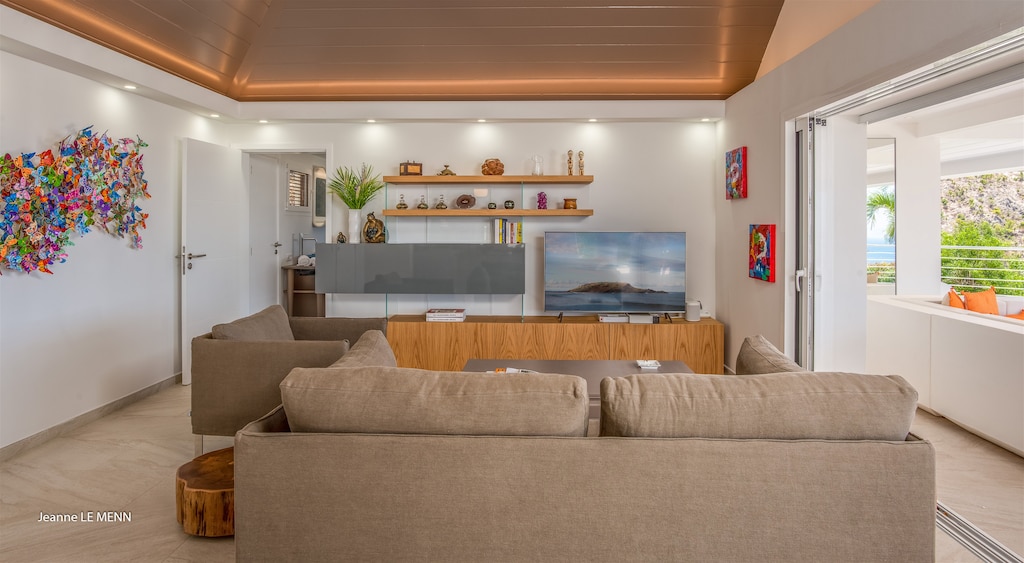 Air-conditioning, HD-TV, Dish Network, Apple TV. 