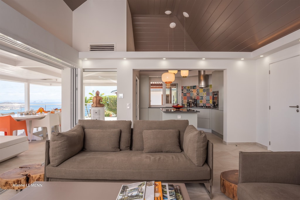 Air-conditioning, HD-TV, Dish Network, Apple TV. 