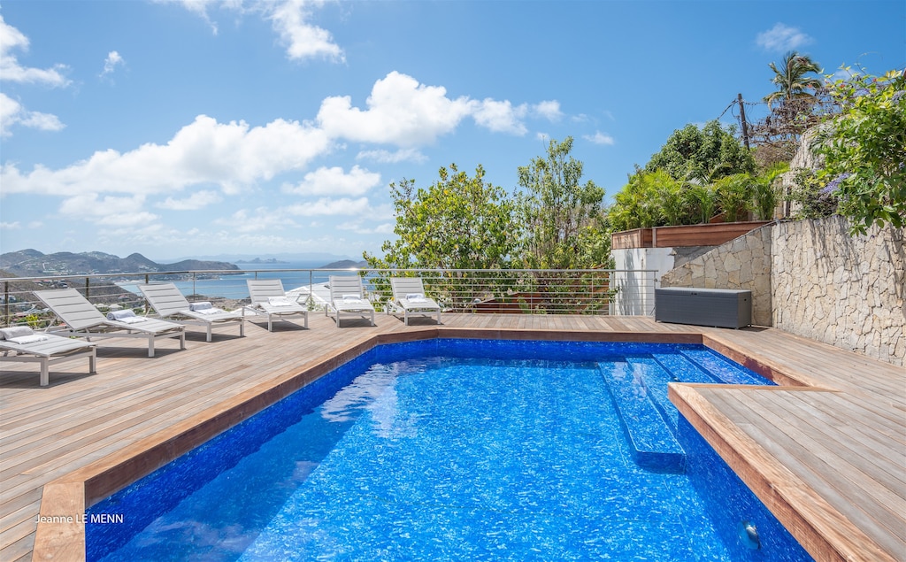 Beautiful 4.5 x 7 m heated pool facing the view. Large terrace with sun loungers and deck chairs. 