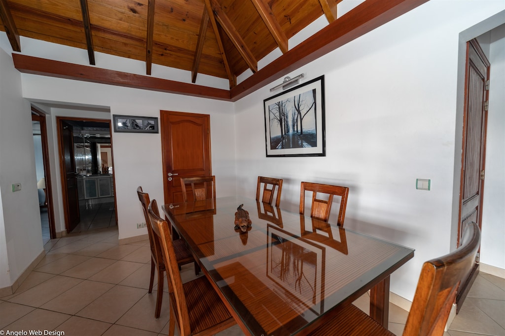 Fully equipped kitchen. Electric oven, gas stove, microwave, refrigerator, mixer, centrifuge, freezer, dishwasher, Nespresso machine, blender, kettle, toaster. Indoor dining table. Outdoor dining table on the covered terrace. 