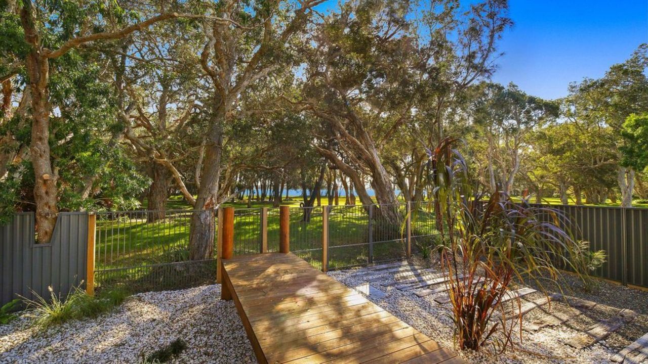 Property Image 1 - The Wharf House - Budgewoi Pet Friendly Accommodation