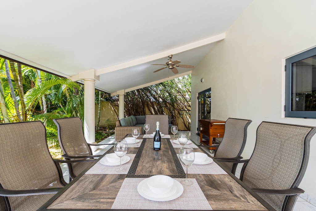 Enjoy meals outside with loved ones - 6 Persons dining - Dine al fresco, where every meal becomes a breath of fresh air - Outdoor Kitchen - Elevate your dining experience amidst the beauty of nature and pool view