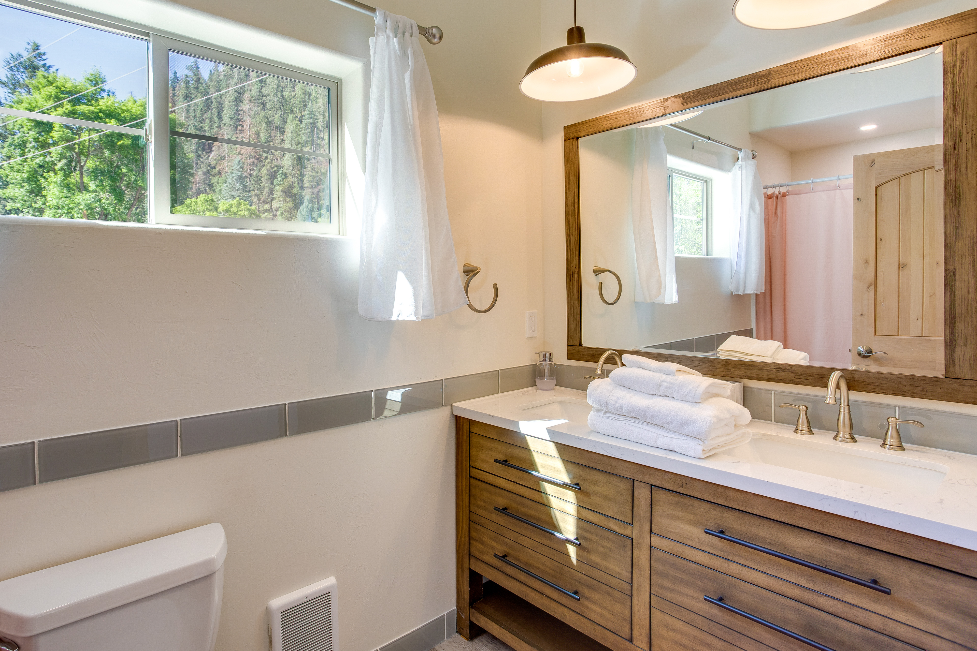 Riverfront Ouray Vacation Home ~ 1 Mi to Downtown!