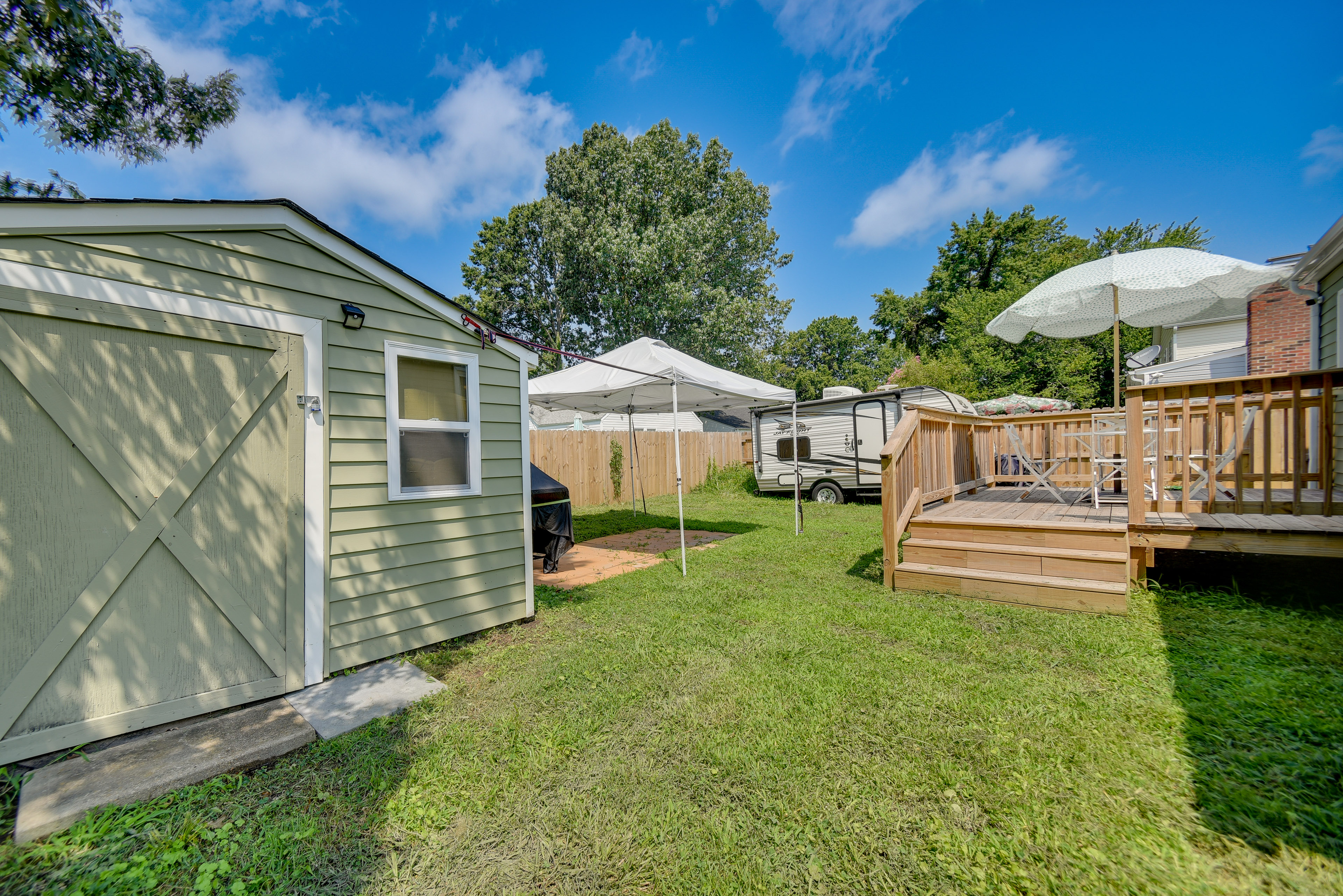 Charming Hampton Home w/ Fireplace, Deck & Grill!