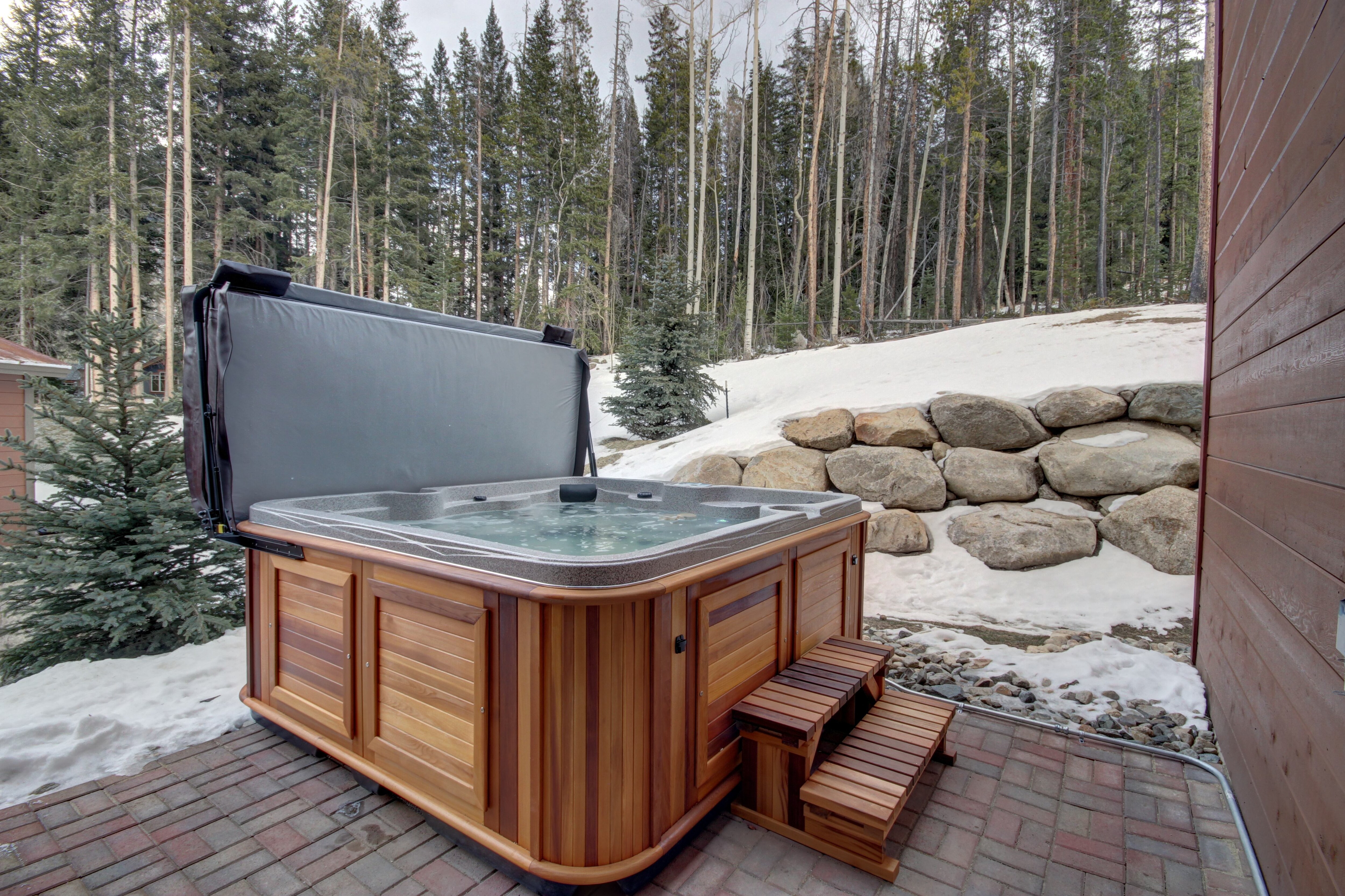 Private hot tub, surrounded by the forest!