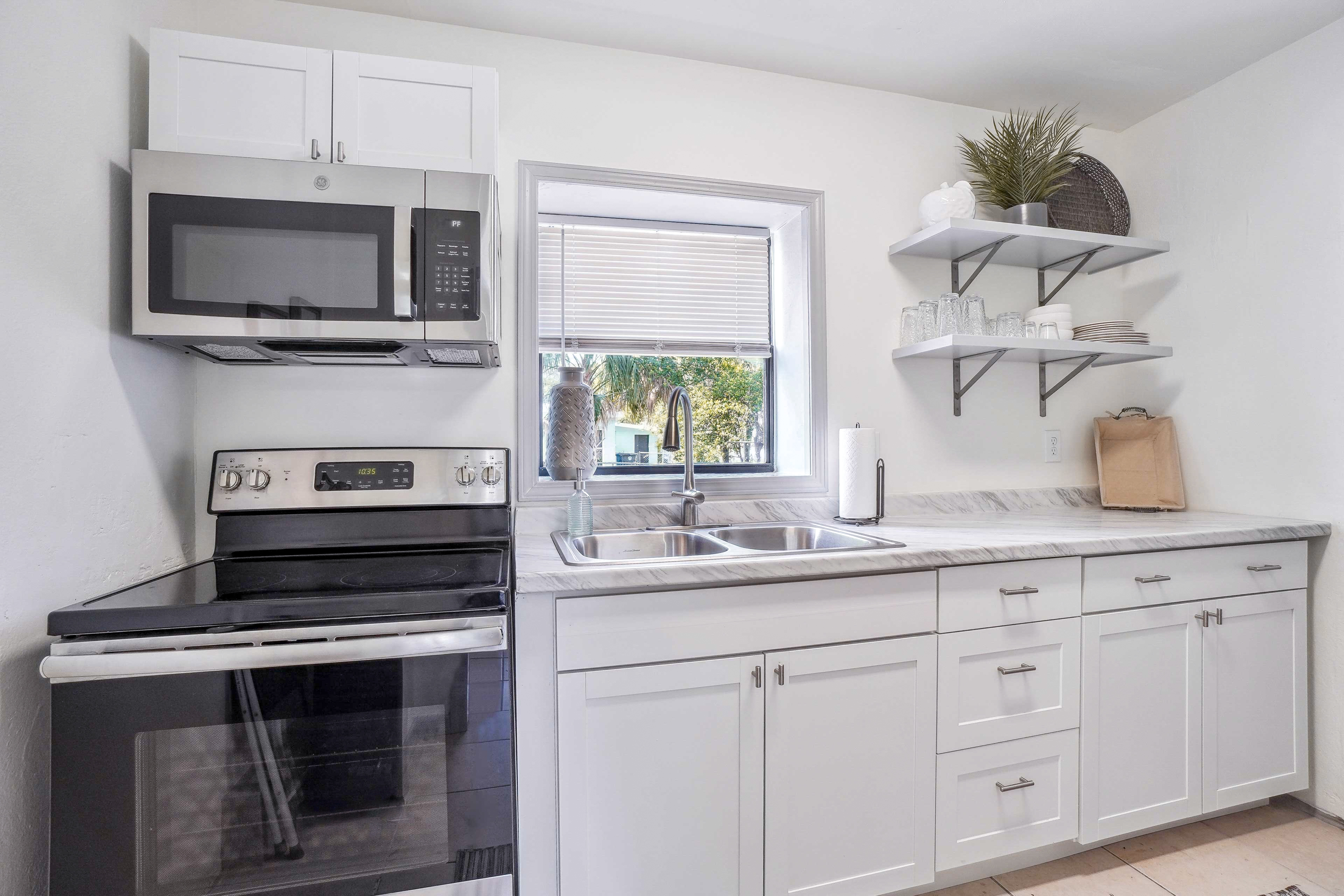 6 Mi to Downtown Orlando: Quiet Home w/ Sunroom