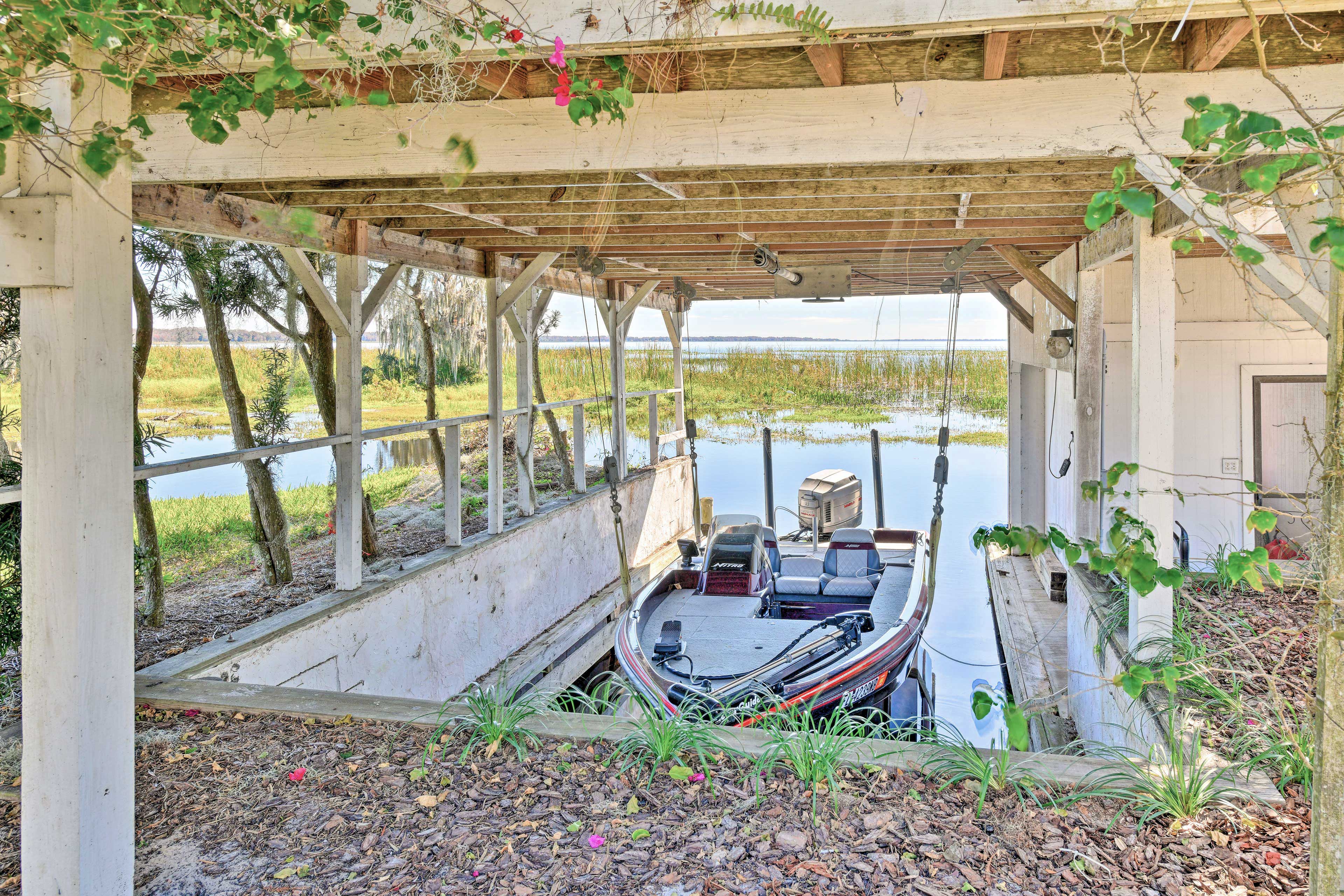 'The BougainVilla' w/ Boat Slip on Lake Istokpoga!