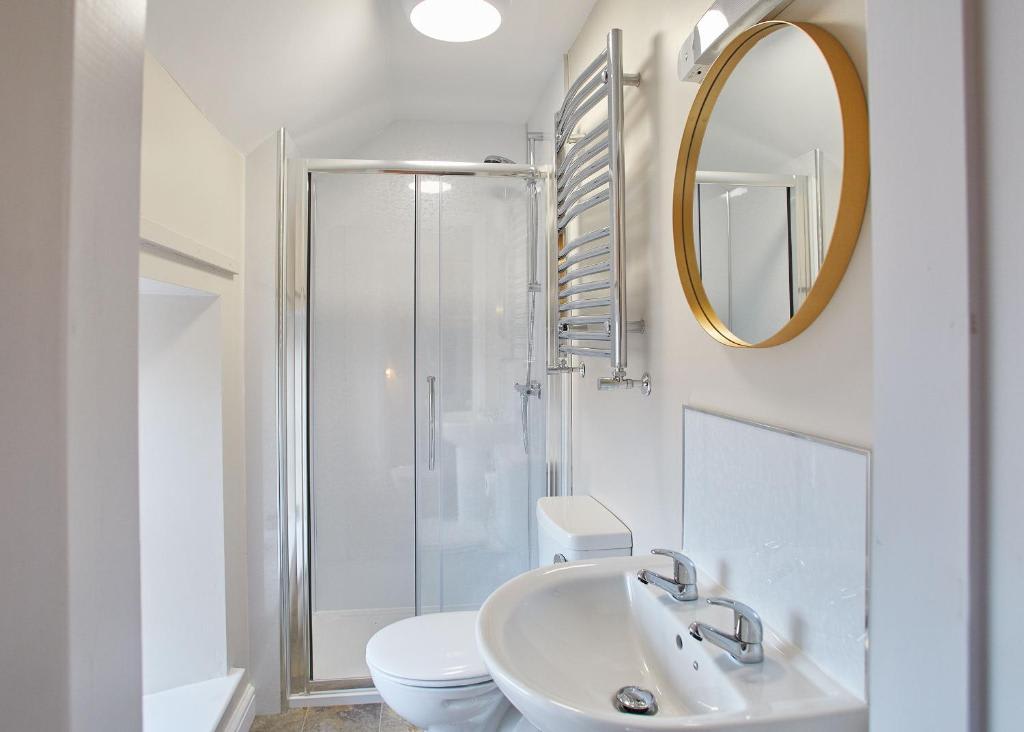 Middle Farmhouse, Lythe - Host & Stay