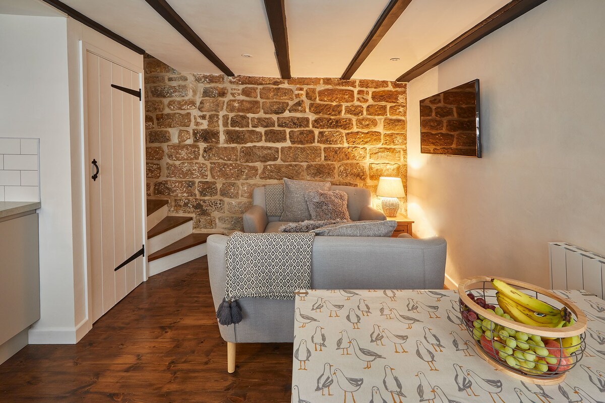 Dolphin Cottage 1736, Whitby - Host & Stay