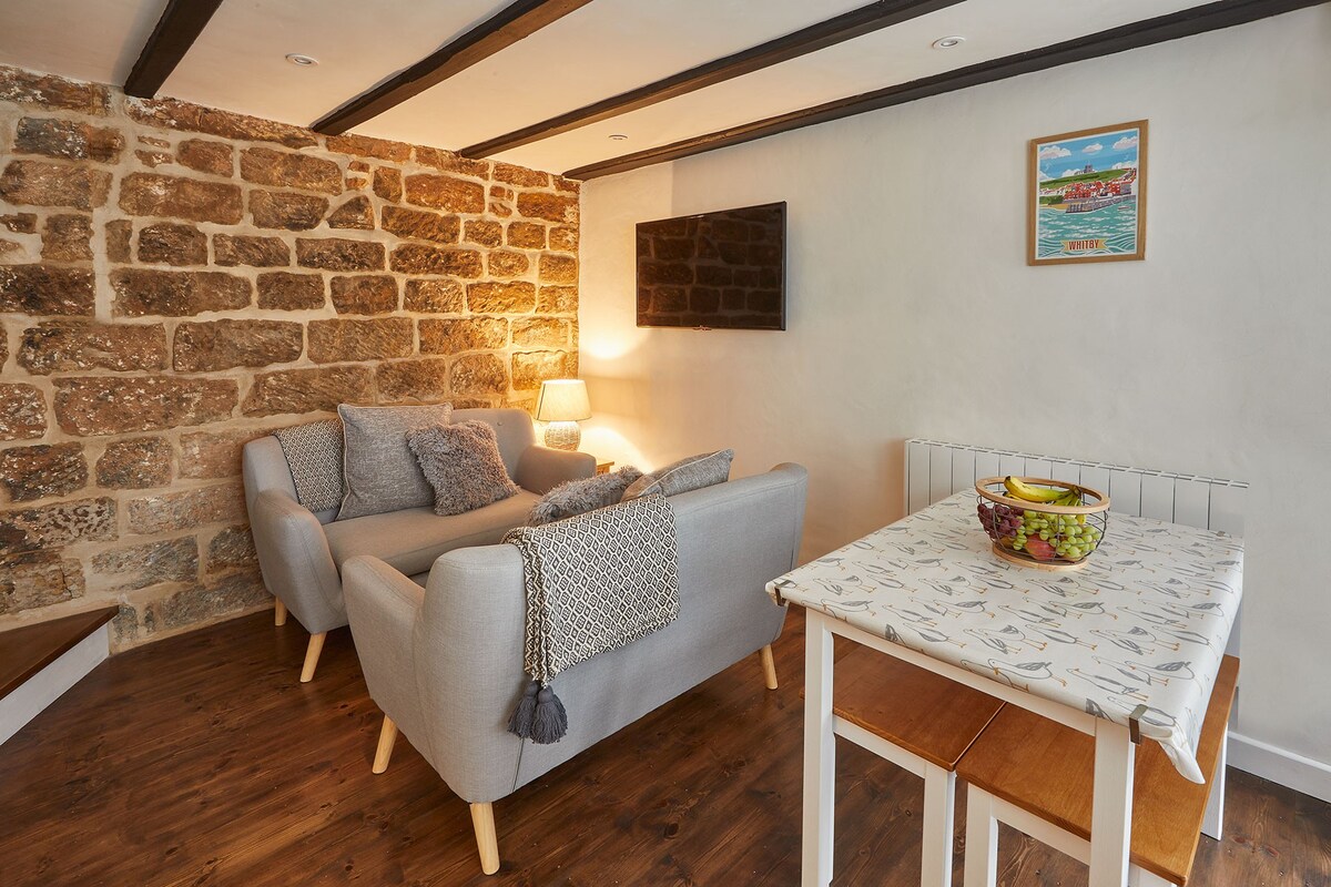 Dolphin Cottage 1736, Whitby - Host & Stay