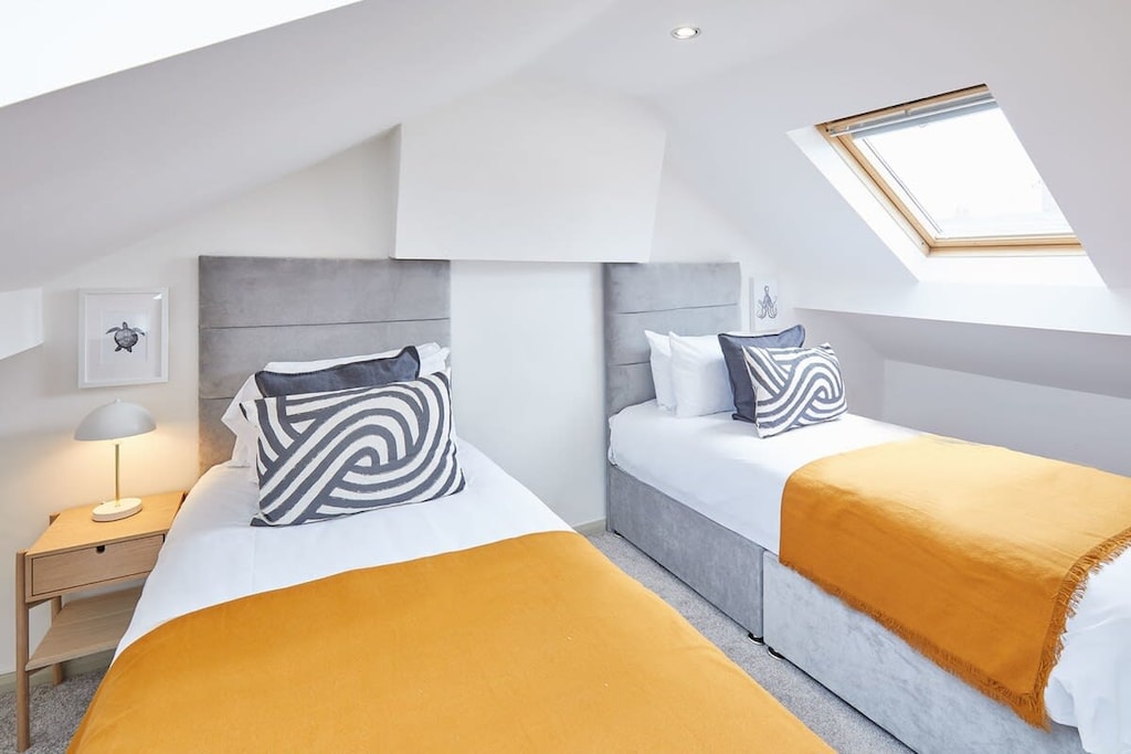 Painter's Rest, Carlin How - Host & Stay