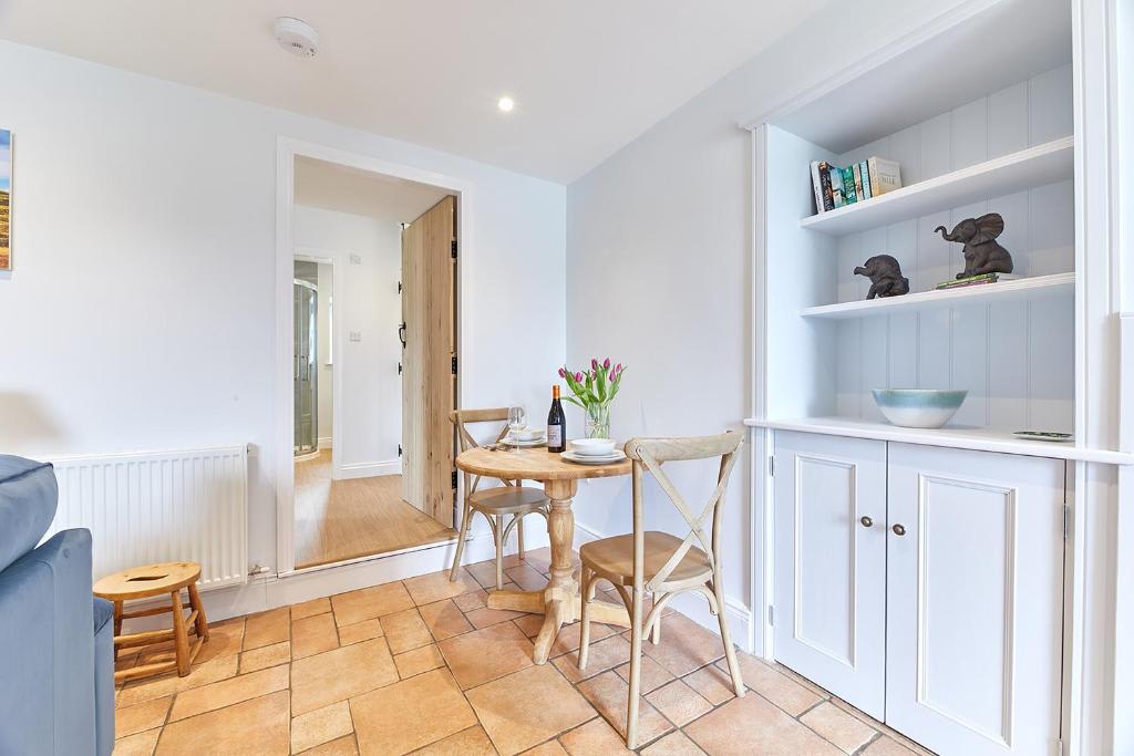 Maggies, Wall - Host & Stay