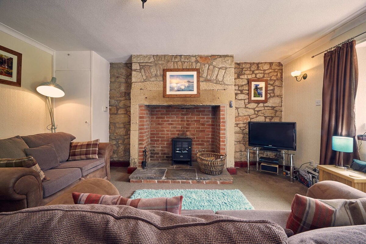 No.3 Rose Cottage Bamburgh, Belford - Host & Stay