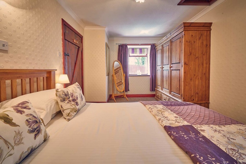No.3 Rose Cottage Bamburgh, Belford - Host & Stay