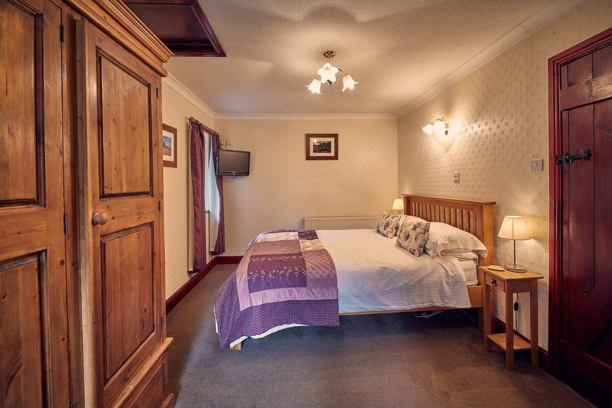 No.3 Rose Cottage Bamburgh, Belford - Host & Stay