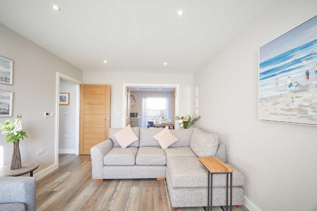 Sunflower Cottage, Seahouses - Host & Stay