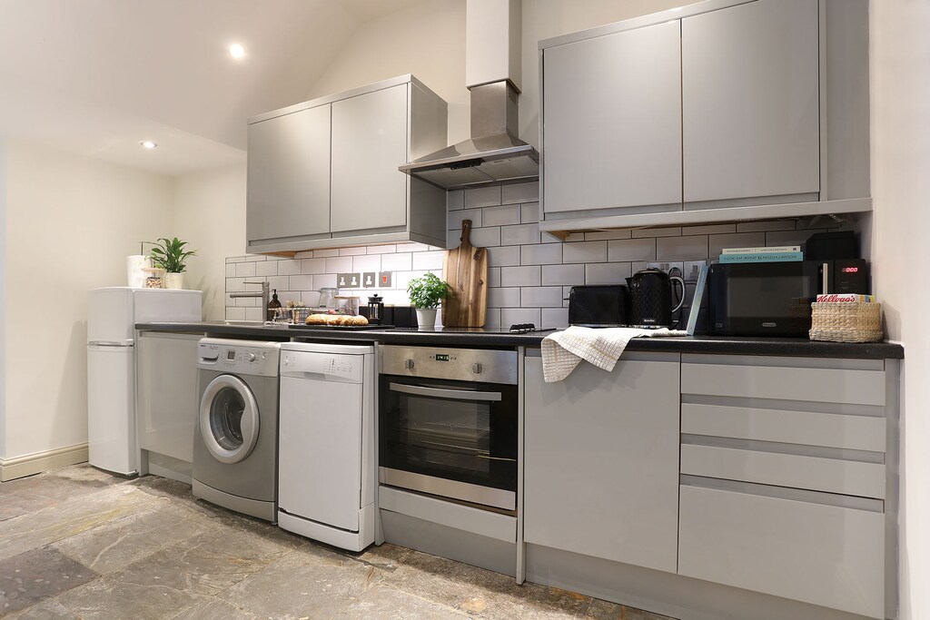 Brownlow Villa, Plymouth - Host & Stay