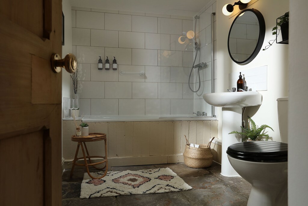 Brownlow Villa, Plymouth - Host & Stay