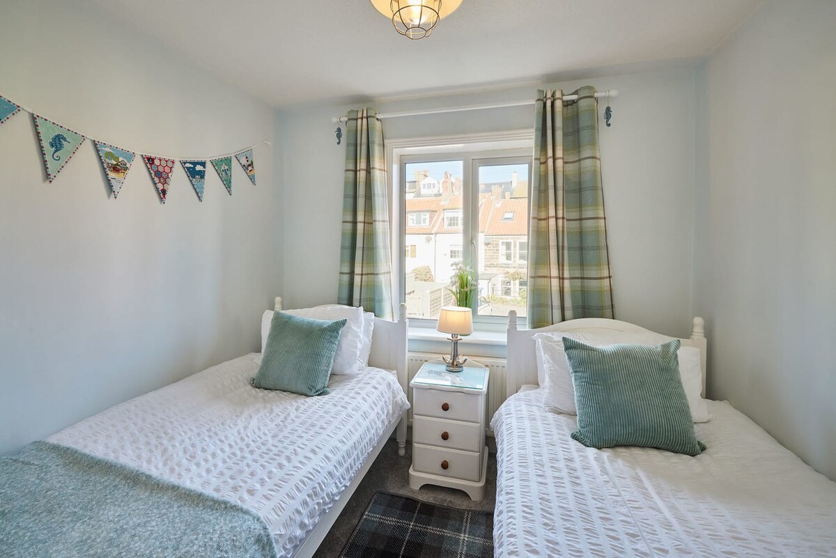 Mumbles Cottage, Whitby - Host & Stay