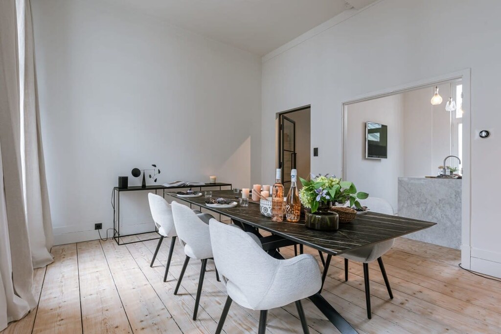 Dining area for up to 6 people