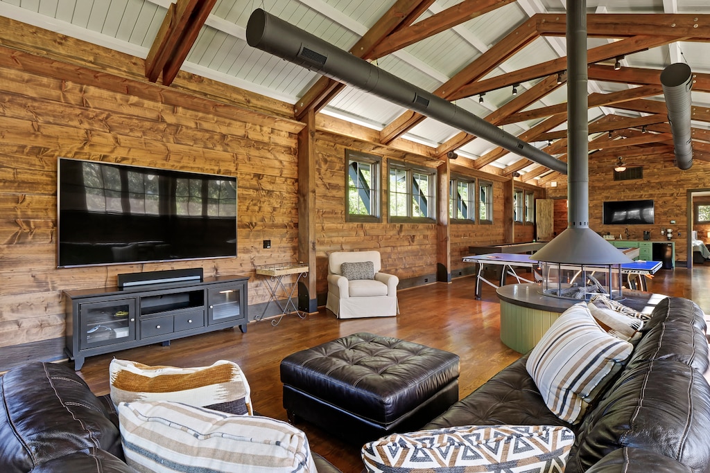 Gather in this fabulous rec hall for pool, shuffle board, ping pong, or for movie time