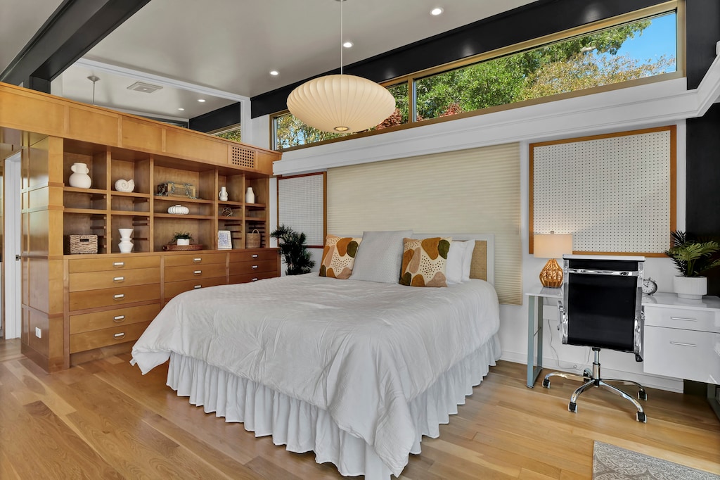 Private, detached guest suite with King bed, full bath, kitchenette, beautiful views & patio access