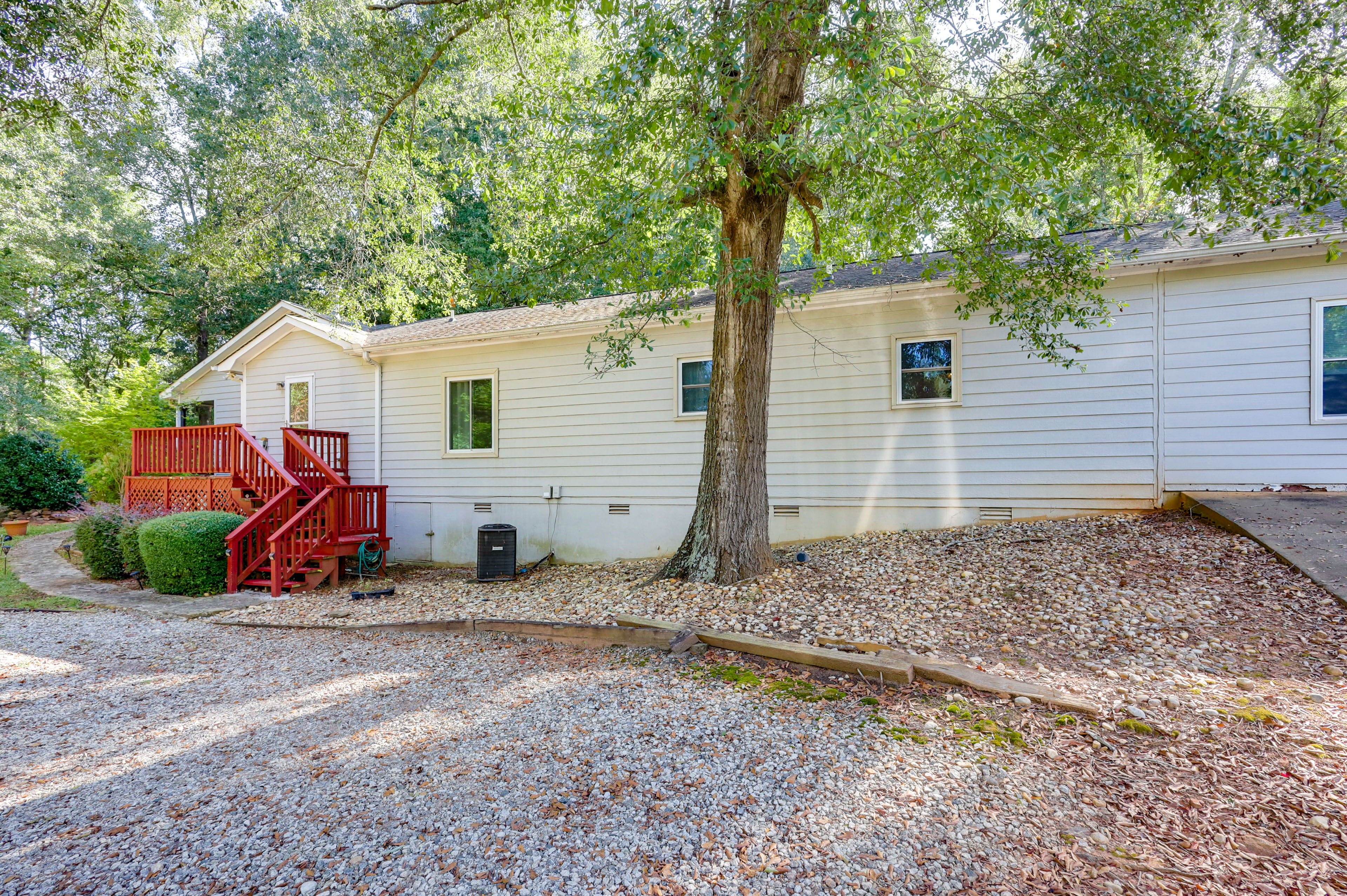 12 Mi to UGA Campus: Spacious Group Getaway!