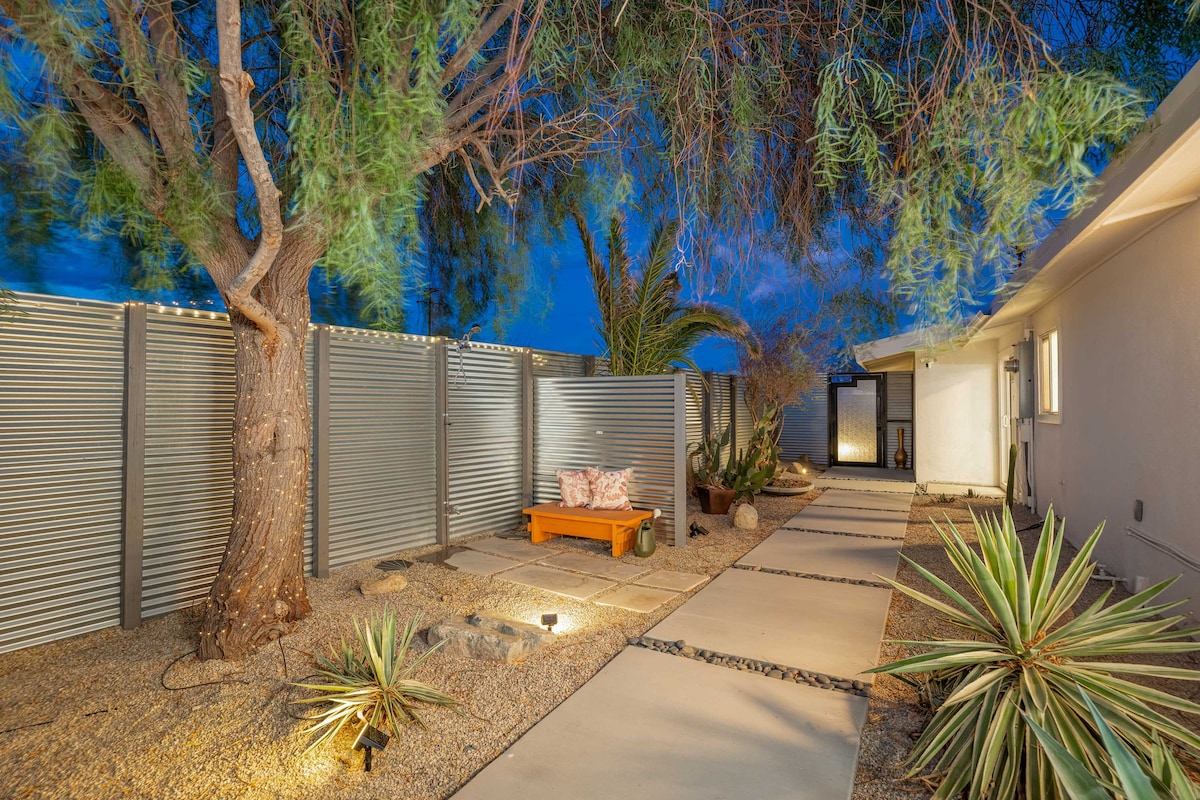 Spa House ~ Pool ~ Remote ~Joshua Tree Adjacent 