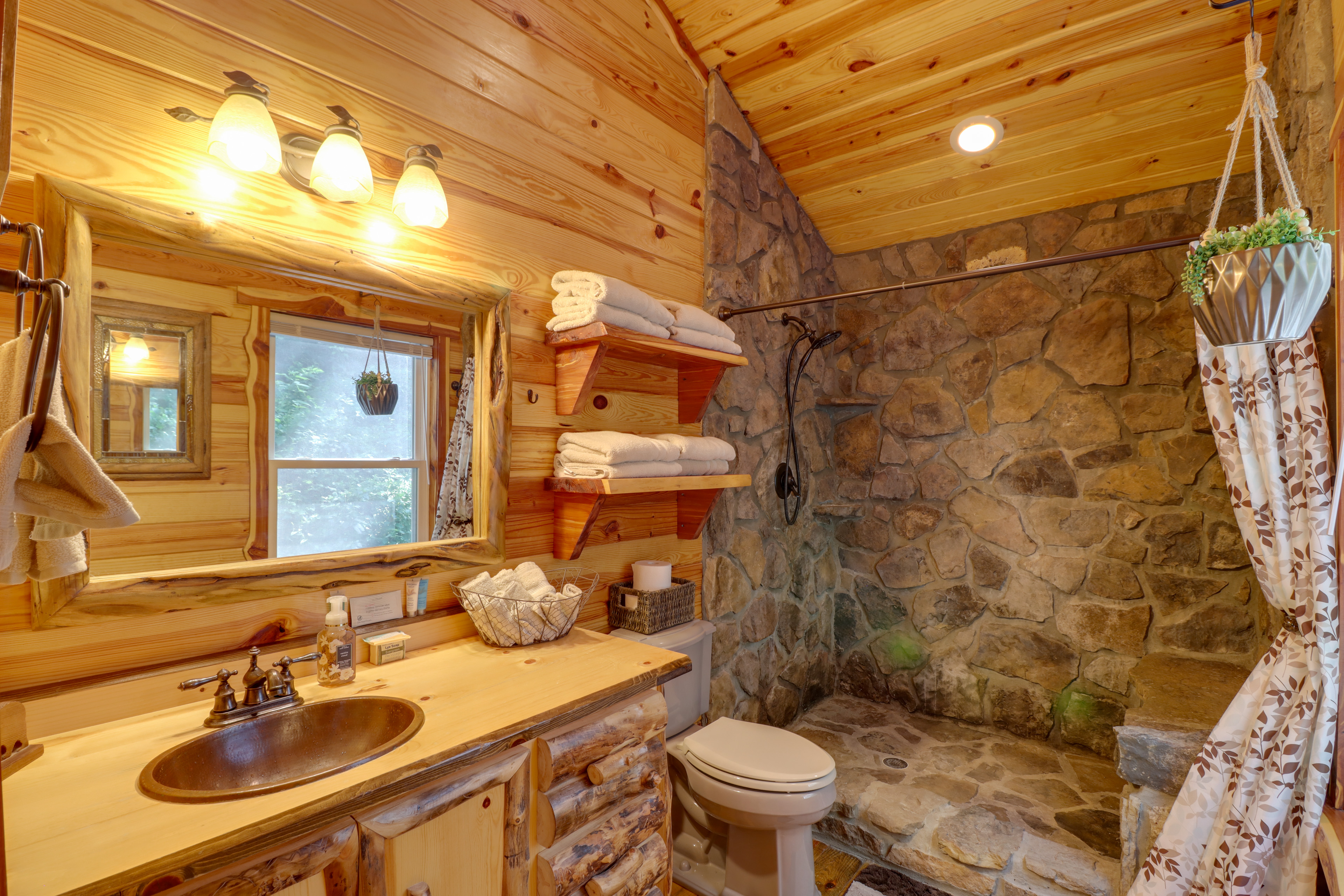 Romantic Mountain View Cabin Rental Near Downtown!