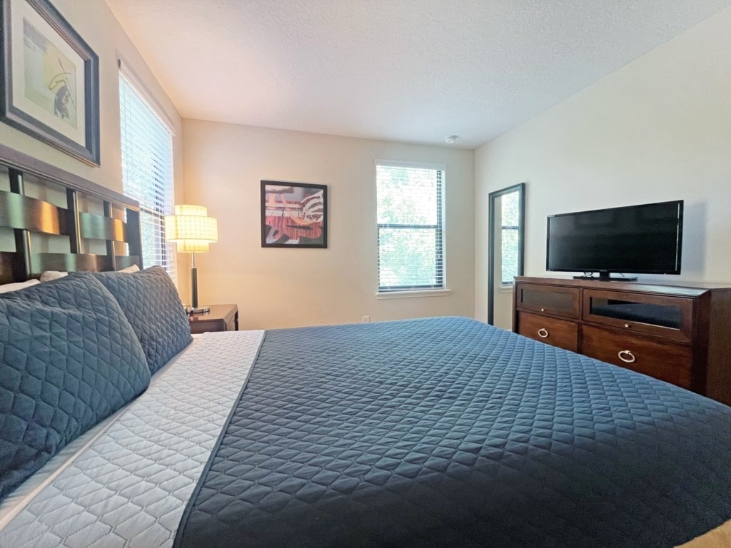 121-Upstairs Queen.jpg