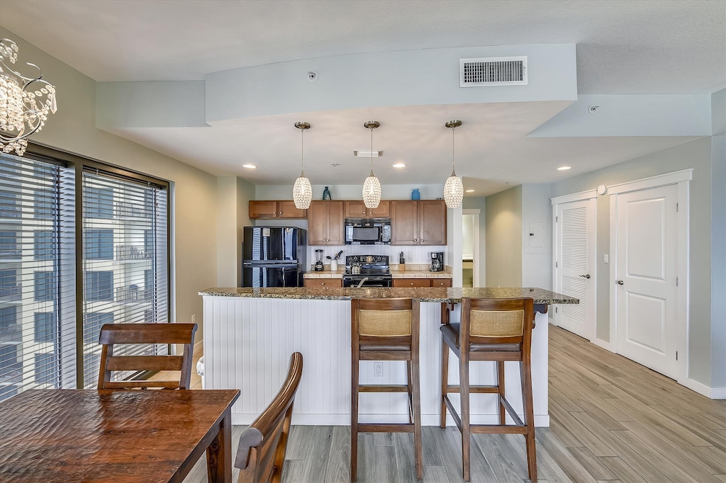 Dining area and counter seating for 2