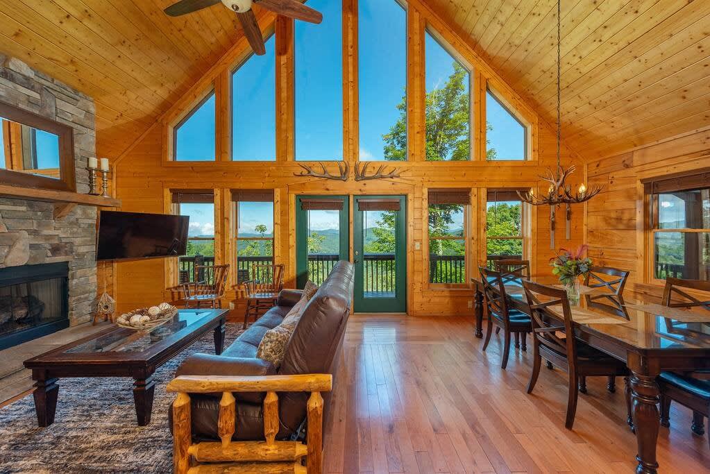 Spacious living and dining room